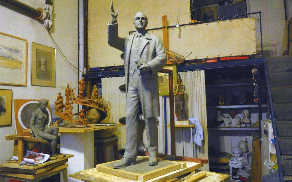 “Δουλεύεται” το άγαλμα του Κ. Καραμανλή