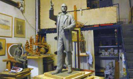 “Δουλεύεται” το άγαλμα του Κ. Καραμανλή