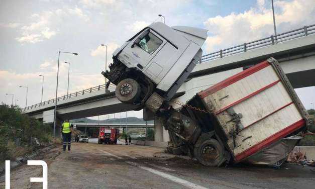 Εκτροπή νταλίκας στην Εγνατία Οδό στο Ωραιόκαστρο – Αποκαλυπτικές εικόνες