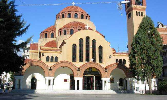 «Ἀνάμεσα στήν οἰκία καί στήν ἐνορία».