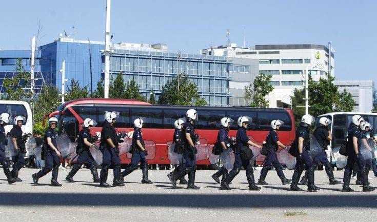 Οπαδοί της ΑΕΚ επιτέθηκαν σε οπαδούς του ΠΑΟΚ και έκαψαν το όχημά τους Τραυματίστηκαν πέντε άτομα