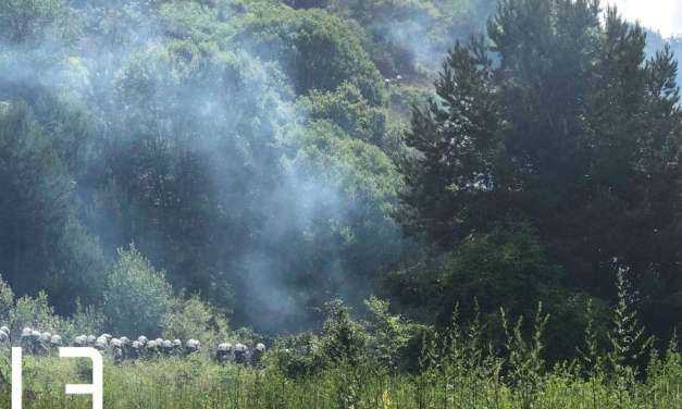 Τεταμένο το κλίμα στις Πρέσπες με χημικά και αντικείμενα (ΒΙΝΤΕΟ & ΦΩΤΟ)