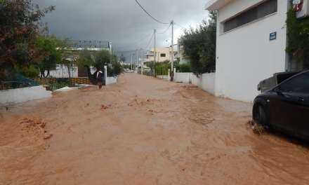 «Χάος» και πάλι στην Μάνδρα – «Ποτάμια» οι δρόμοι, πλημμυρίζουν κτίρια από την ισχυρή βροχόπτωση