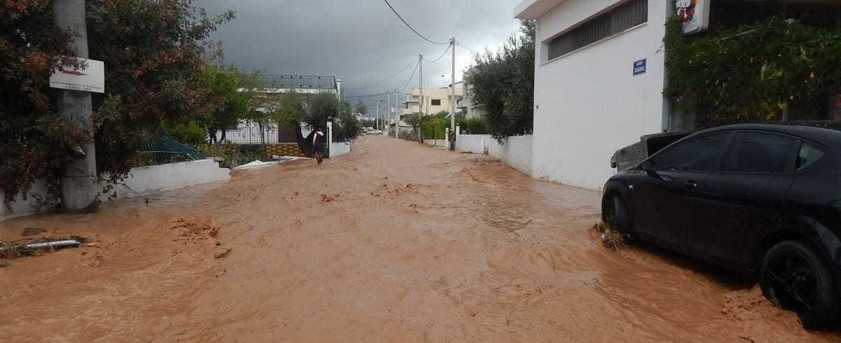 «Χάος» και πάλι στην Μάνδρα – «Ποτάμια» οι δρόμοι, πλημμυρίζουν κτίρια από την ισχυρή βροχόπτωση