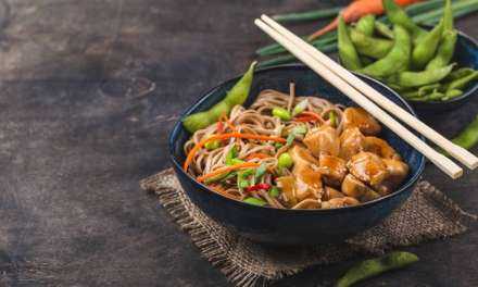 Noodles με κοτόπουλο -Κινέζικο πιάτο με γεμάτη γεύση