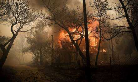 Ανεξέλεγκτη η μεγάλη φωτιά στην Κινέτα, εκκενώθηκαν τρεις οικισμοί, στις φλόγες σπίτια (βίντεο και φωτογραφίες)