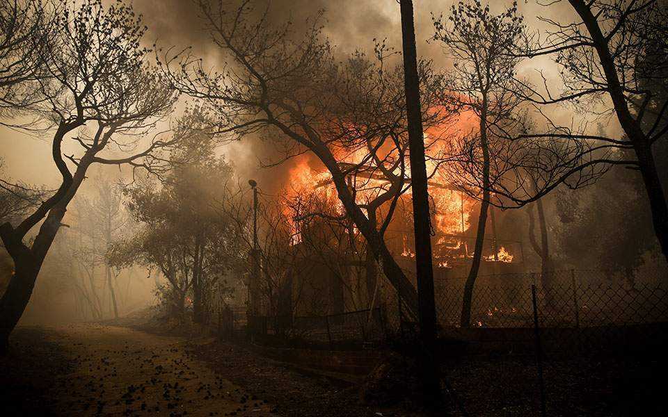 Ανεξέλεγκτη η μεγάλη φωτιά στην Κινέτα, εκκενώθηκαν τρεις οικισμοί, στις φλόγες σπίτια (βίντεο και φωτογραφίες)