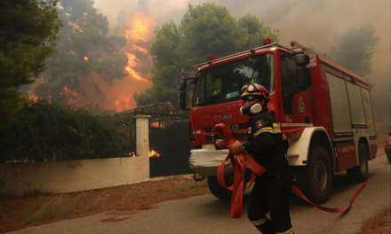Εκκενώθηκαν τρεις οικισμοί της Κινέτας – Κάηκαν σπίτια – Διακοπή κυκλοφορίας στην Εθνική