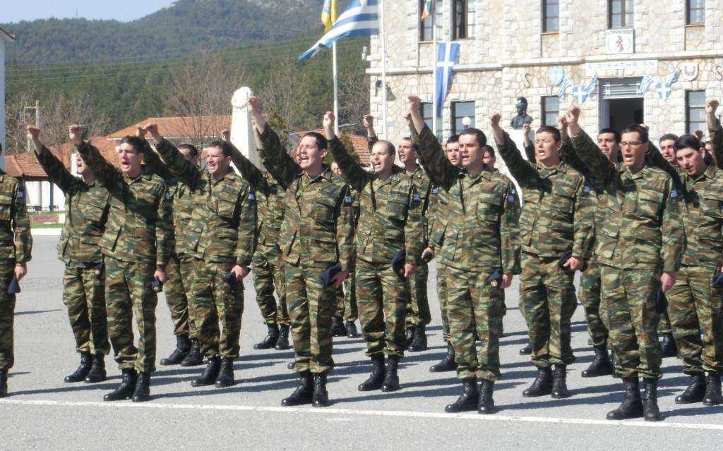 Ορκίζονται οι νεοσύλλεκτοι  στο Πετροχώρι