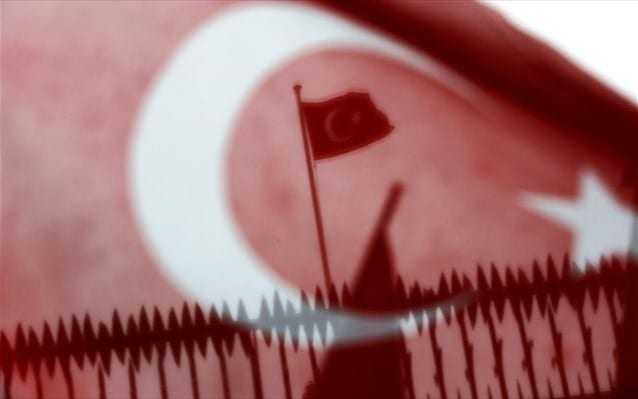 Γιατί η φθηνή λίρα «καίει» την οικονομία της Τουρκίας