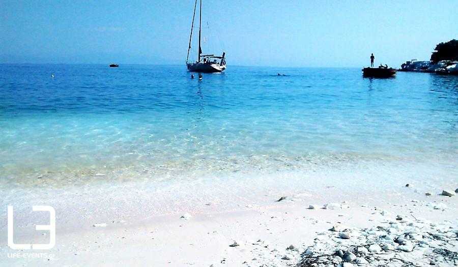 Λευκά και τιρκουάζ χρώματα στην πιο ιδιαίτερη παραλία της Βόρειας Ελλάδας