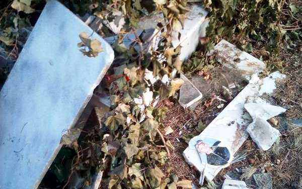 Δεν τιμά τον δήμαρχο Γ. Τσιτιρίδη και τον πρόεδρο του τοπικού κ. Φυλακτάκη η εικόνα στα νεκροταφείο Κουτσού