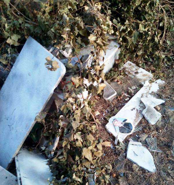 Δεν τιμά τον δήμαρχο Γ. Τσιτιρίδη και τον πρόεδρο του τοπικού κ. Φυλακτάκη η εικόνα στα νεκροταφείο Κουτσού