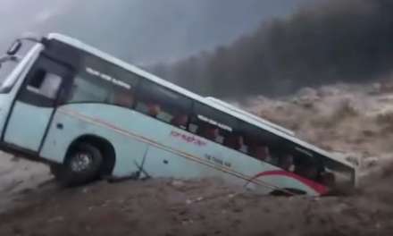 Λεωφορείο «βούλιαξε» στα ορμητικά νερά – Συγκλονιστικό βίντεο