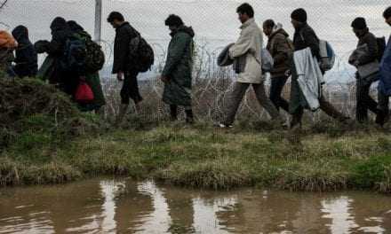 «Βοηθούσαν» λάθρο  να περάσουν τον Έβρο. Αστυνομικοί στο «κόλπο»