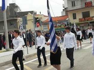 ΦΩΤΟΡΕΠΟΡΤΑΖ: ΚΑΤΑΘΕΣΗ ΣΤΕΦΑΝΩΝ ΚΑΙ ΜΑΘΗΤΙΚΗ ΠΑΡΕΛΑΣΗ