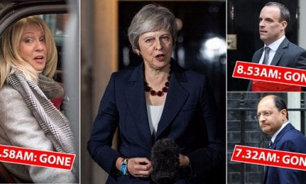 Αγλία: Πέφτουν οι παραιτήσεις Υπουργών σαν το χαλάζι. Εκεί έχουν “τσίπα”