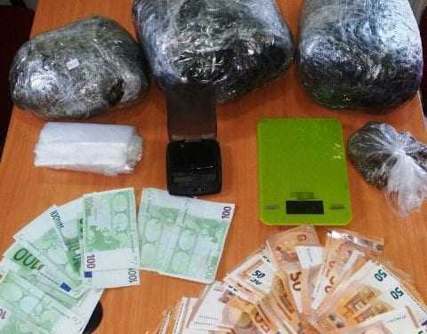 2,5 κιλά χασίς και 4000 μετρητά βρήκε η αστυνομία στο σπίτι του