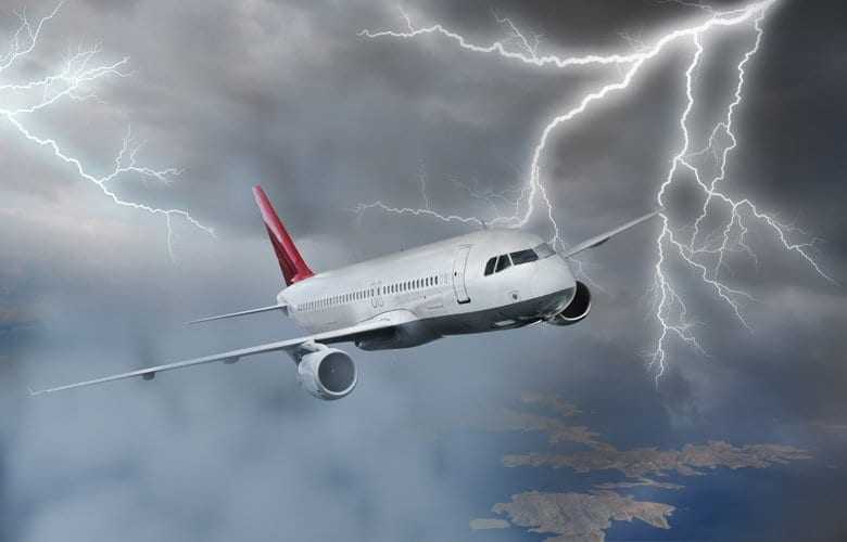 Τρόμος στον αέρα: Αεροπλάνο με προορισμό την Θεσσαλονίκη χτυπήθηκε από κεραυνό