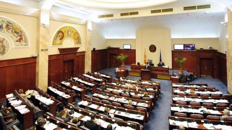Εξαγορά βουλευτών των Σκοπίων για να ψηφίσουν – Θα “παίξει” και στην Ελλάδα το ίδιο σενάριο;