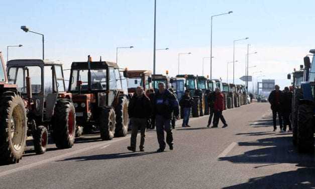 Αγριεύουν οι αγρότες, απειλούν με μπλόκα στις εθνικές οδούς