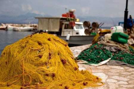 Παράπονα των επαγγελματιών ψαράδων του Πόρτο Λάγος για τις «αποθήκες»