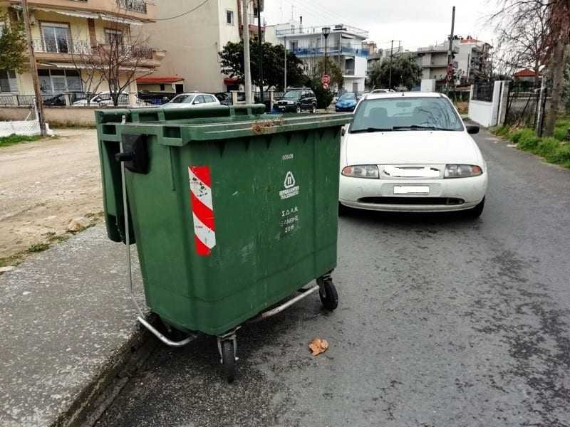 ΠΡΟΣΟΧΗ: Κάδοι σκουπιδιών «έπιασαν» τους δρόμους  Κύριε Φερντούν βάλτε φρένο στους ταξιδιάρικους κάδους σας.