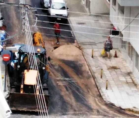 Η ανικανότητα της πολιτικής ηγεσίας του δήμου Ξάνθης τσακίζει κόκκαλα.  Μετά την ασφαλτόστρωση η ΔΕΥΑΞ άνοιξε τρύπα