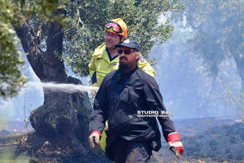 ΣΤΗ ΜΑΧΗ ΜΕ ΤΙΣ ΦΛΟΓΕΣ Ο ΙΕΡΕΑΣ ΕΘΕΛΟΝΤΗΣ ΠΥΡΟΣΒΕΣΤΗΣ ΑΠΟ ΤΟ ΝΑΥΠΛΙΟ – Παράδειγμα προς μίμηση