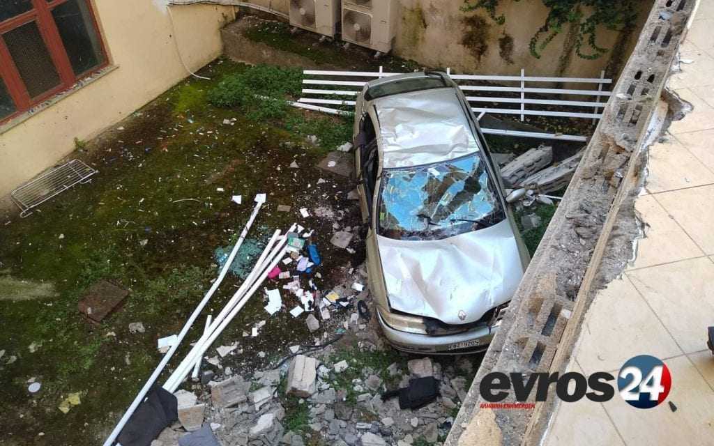Αυτοκίνητο έπεσε από ύψος 5 περίπου μέτρων σε πιλοτή πολυκατοικίας στην Αλεξανδρούπολη!