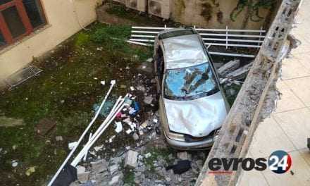 Αυτοκίνητο έπεσε από ύψος 5 περίπου μέτρων σε πιλοτή πολυκατοικίας στην Αλεξανδρούπολη!