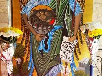 Η εικόνα του Τίμιου Προδρόμου Ιωάννη του Βαπτιστή, δια χειρός Φιφής Χατζηστόικου κοσμεί την είσοδο του Ιερού Ναού της Αγίας Αικατερίνης του Γηροκομείου