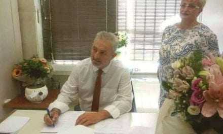 Γ. Μπούτος. Μετά  την υπογραφή τα καθήκοντα του προέδρου του Δημοτικού Συμβουλίου