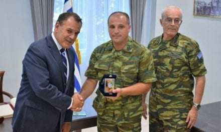 Ο Υπουργός Εθνικής Αμύνης τίμησε τον υπαξιωματικό Χ. Γκιαουράκη που έσωσε από βέβαιο θάνατο συμπολίτη μας