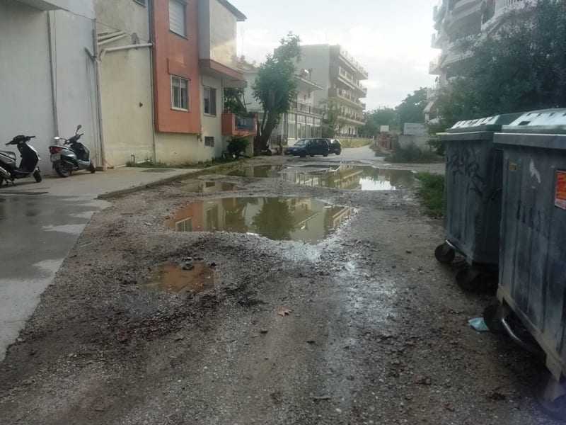 Ρίξτε λίγο 3Α σε αυτόν τον δρόμο. Κοντεύουν να γίνουν κολυμβητές οι γείτονες