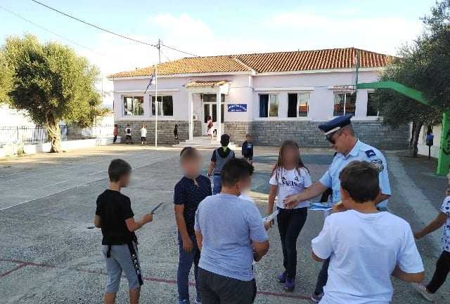 Ενημερωτικά φυλλάδια από την τροχαία στους μαθητές