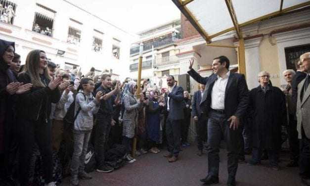 Και στην φωτογραφία ο πρώην Πρωθυπουργός της Ελλάδος νομιμοποιώντας σε υπέρτατο βαθμό ένα «θολό» σχολείο