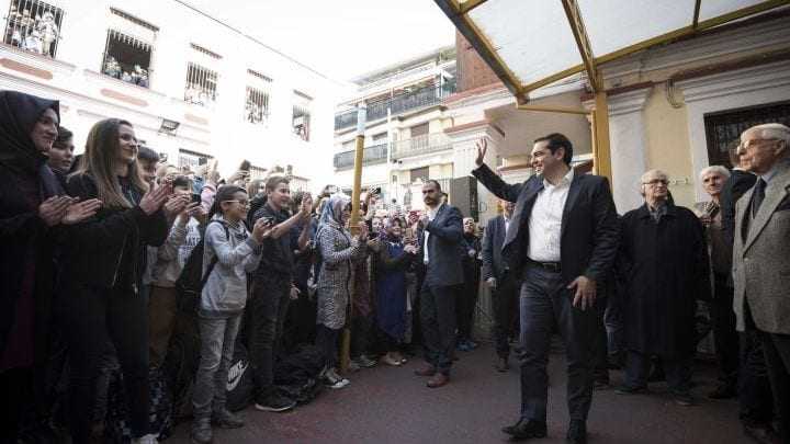 Και στην φωτογραφία ο πρώην Πρωθυπουργός της Ελλάδος νομιμοποιώντας σε υπέρτατο βαθμό ένα «θολό» σχολείο