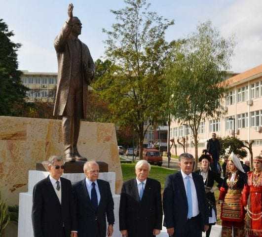 Ο Ανδριάντας του Εθνάρχη Κωνσταντίνου Γ. Καραμανλή στην Ξάνθη.