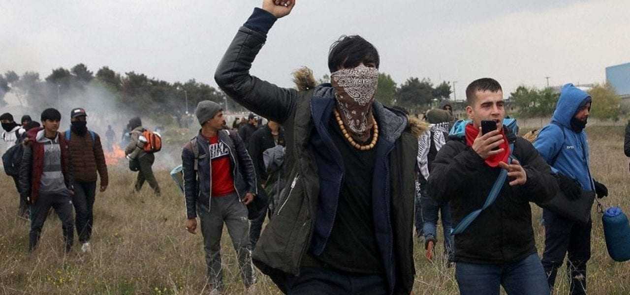 Μετανάστες περικύκλωσαν κυνηγό στον Έβρο: Τον απείλησαν με τσεκούρια & παλούκια – Έβγαλε όπλο & τους έδιωξε