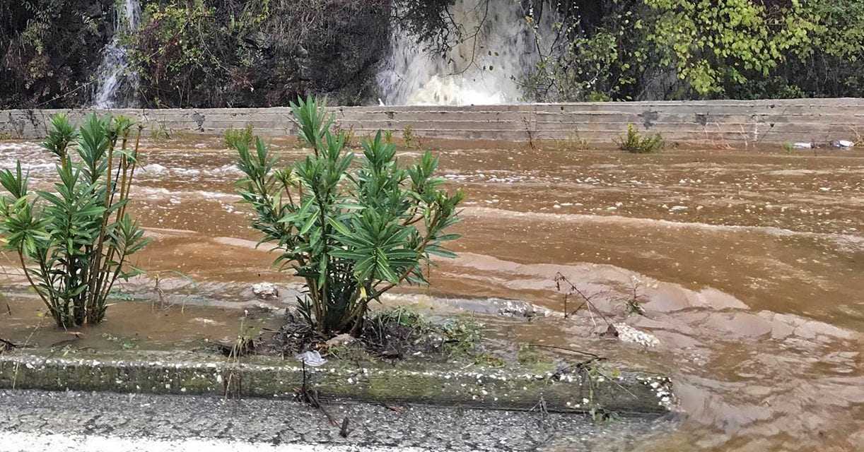 Καβάλα: «Κόπηκε» ο δρόμος προς Παληό από τα ορμητικά νερά [φωτογραφίες]