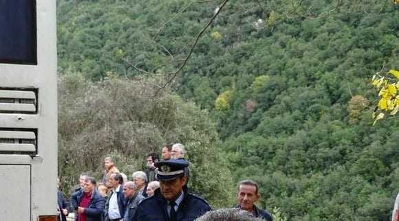 Θέλουν τις ανέσεις τους οι “πρόσφυγες” λαθρομετανάστες – Πλήρωνε κορόιδο Έλληνα φορολογούμενε την “ανθρωπιά”  των πολιτικών λαμόγιων