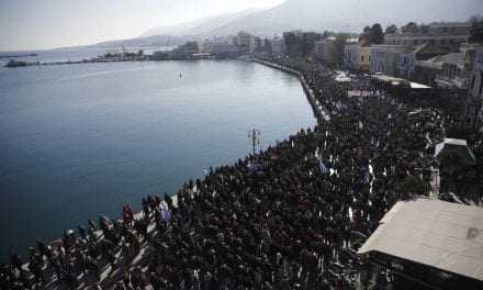 Επιτέλους ξυπνούν από τον λήθαργό τους οι Έλληνες – Μεγαλειώδης διαμαρτυρία στην Μυτιλήνη.
