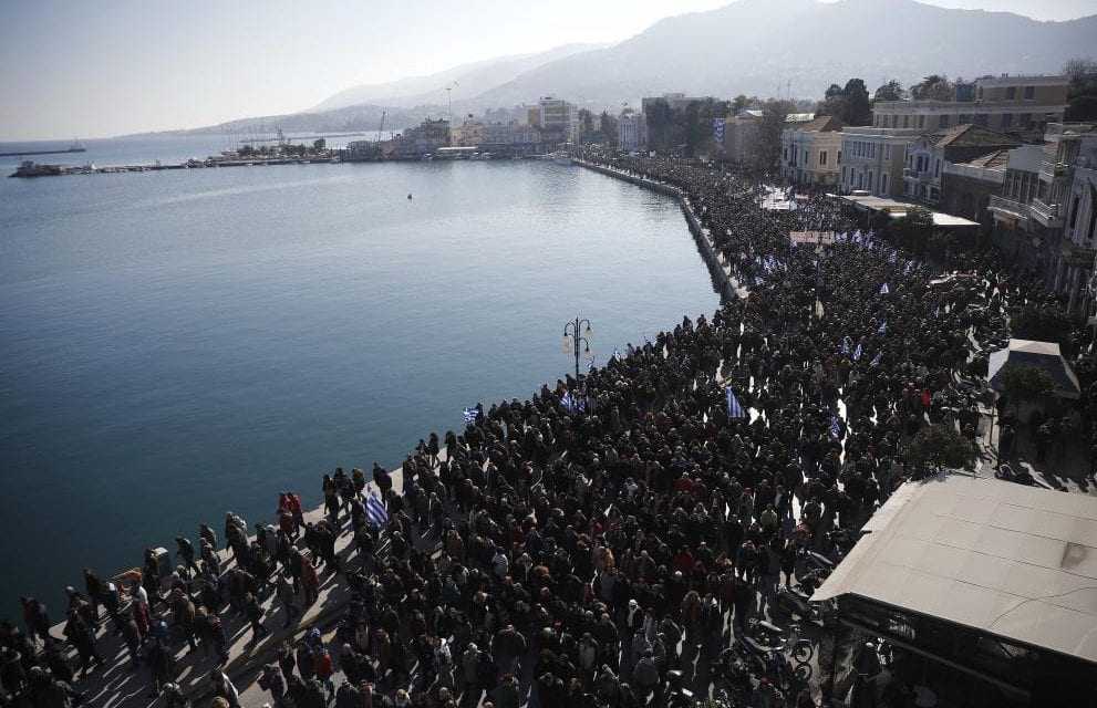 Επιτέλους ξυπνούν από τον λήθαργό τους οι Έλληνες – Μεγαλειώδης διαμαρτυρία στην Μυτιλήνη.