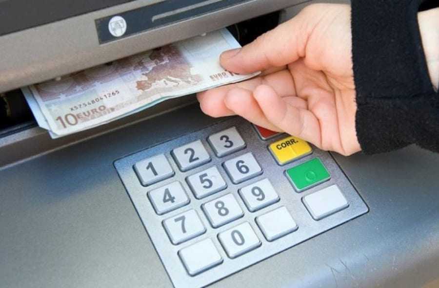 Οι τράπεζες συνεχίζουν να ληστεύουν τον κόσμο. Δεν αντιδρά η κυβέρνηση