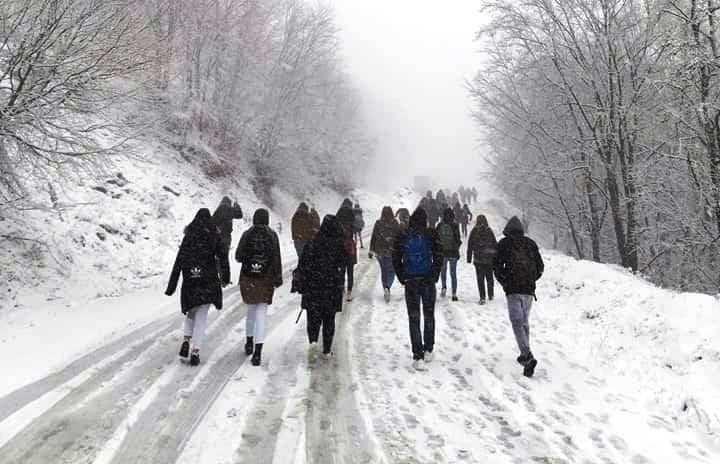 ΒΑΖΟΥΝ ΣΤΟ ΚΑΔΡΟ  ΤΑ ΠΑΙΔΙΑ ΓΙΑ ΝΑ ΑΣΚΗΣΟΥΝ ΑΝΤΙΠΟΛΙΤΕΥΣΗ ΣΤΟΝ ΔΗΜΑΡΧΟ  ΝΤΕΛΗ ΧΟΥΣΕΙΝ ΡΙΤΒΑΝ ή ΜΗΠΩΣ ΕΙΝΑΙ ΚΑΤΙ ΑΛΛΟ;