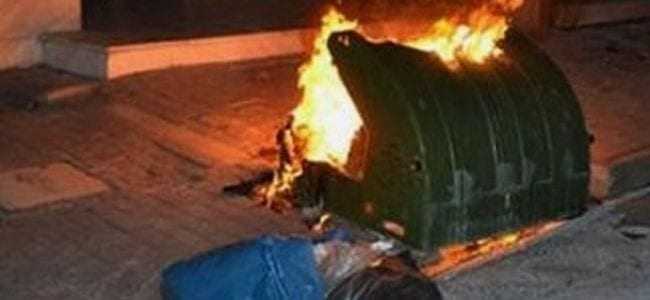 Κάδοι απορριμμάτων  σάκος του μποξ της κοινωνίας και της κονόμας;