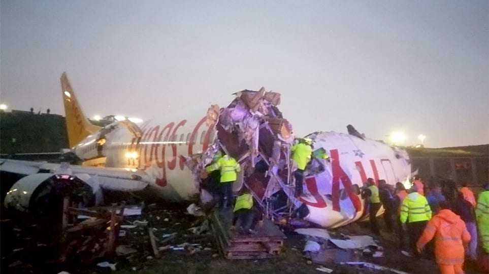 Κωνσταντινούπολη: Αεροπλάνο κόπηκε στα τρία στο αεροδρόμιο