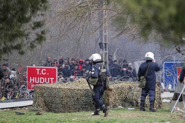 Το πρώτο θύμα της προσπάθειας εισβολής των λαθρομεταναστών, μακρύ χέρι του Ερντογάν – Τραυματίστηκε αστυνομικός με πέτρα – Θα βγάλουν και όπλα άραγε;