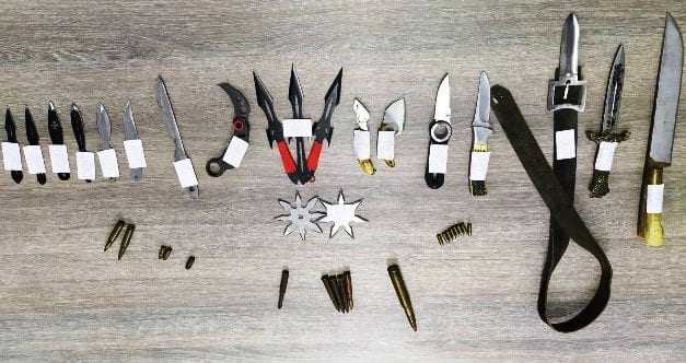  ΕΒΡΟΣ: Σύλληψη και κατάσχεση  16 μαχαιριών διαφόρων τύπων, 1 ξιφίδιο, 1 ζώνη με αγκράφα μαχαίρι, 2 αστέρια ρίψης, 19 φυσίγγια και 1 ναρκωτικό δισκίο